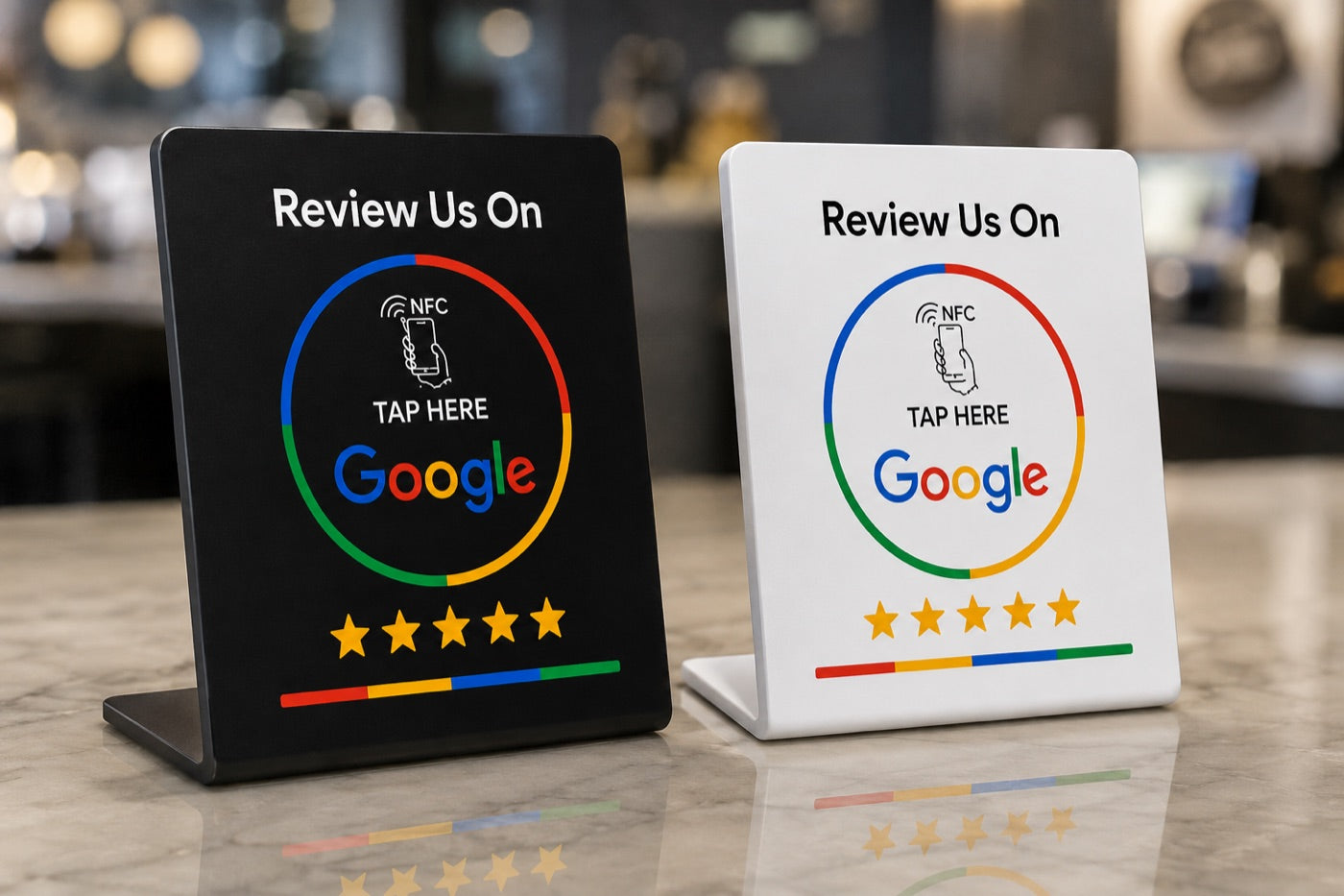 Présentoirs Avis Google NFC noir et blanc sur un comptoir